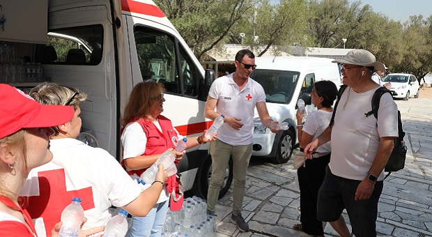 Ο Ελληνικός Ερυθρός Σταυρός διένειμε περισσότερα από 50.000 φιαλίδια 500ml εμφιαλωμένου δροσερού νερού δωρεά στους επισκέπτες της Ακρόπολης