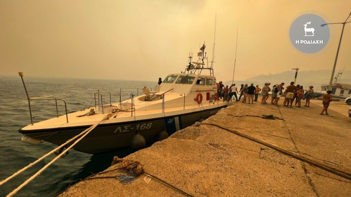Ανεξέλεγκτη για πέμπτη ημέρα η πυρκαγιά στη Ρόδο – Επιχείρηση ΛΣ για απεγκλωβισμό ατόμων από παραλίες – Συγκλονιστικό βίντεο ﻿εκατοντάδες κόσμου να εκκενώνουν το νησί