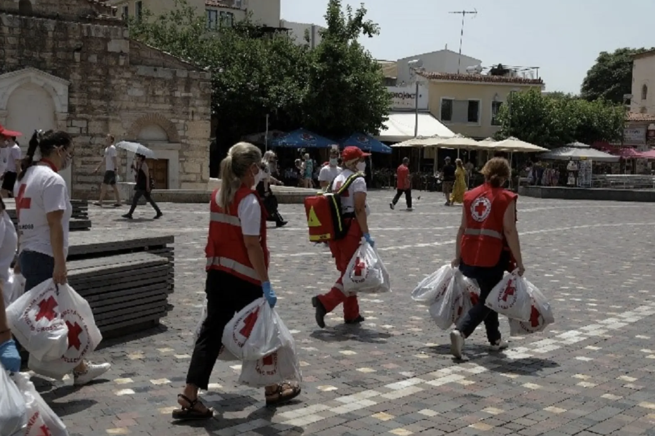 Ο Ελληνικός Ερυθρός Σταυρός διοργανώνει εκτάκτως δράση ενεργητικής υποστήριξης αστέγων και ενημέρωσης των πολιτών για τον καύσωνα (7/7)