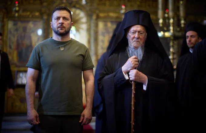 Ο Ζελένσκι προσευχήθηκε μαζί με τον Οικουμενικό Πατριάρχη Βαρθολομαίο στο Φανάρι (video)