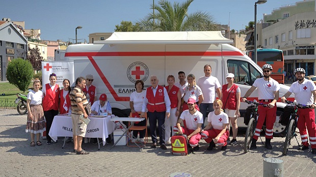 Ο Ελληνικός Ερυθρός Σταυρός διοργάνωσε δράση υποστήριξης αστέγων και ενημέρωσης των πολιτών για τον καύσωνα (7/7)