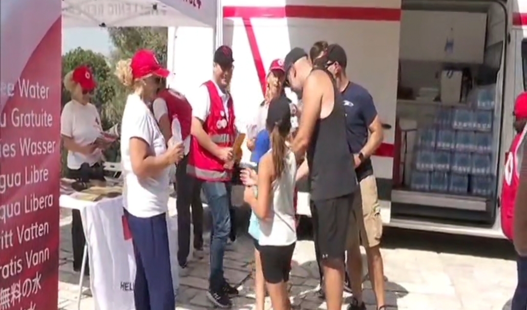 Ο Ελληνικός Ερυθρός Σταυρός υποστήριξε χιλιάδες επισκέπτες της Ακρόπολης εν μέσω καύσωνα