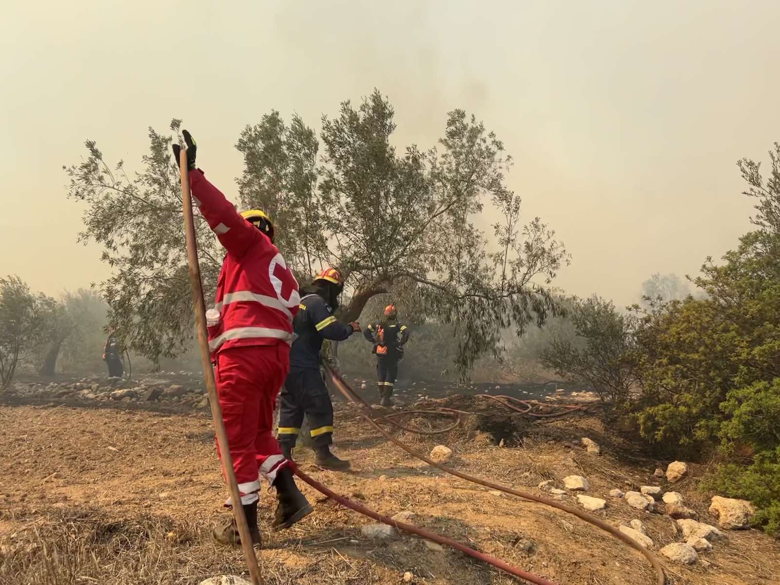 Εθελοντές Σαμαρείτες – Διασώστες επιχειρούν στο πλευρό της Πυροσβεστικής Υπηρεσίας στο μεγάλο πύρινο μέτωπο στο Σαράντη Βοιωτίας