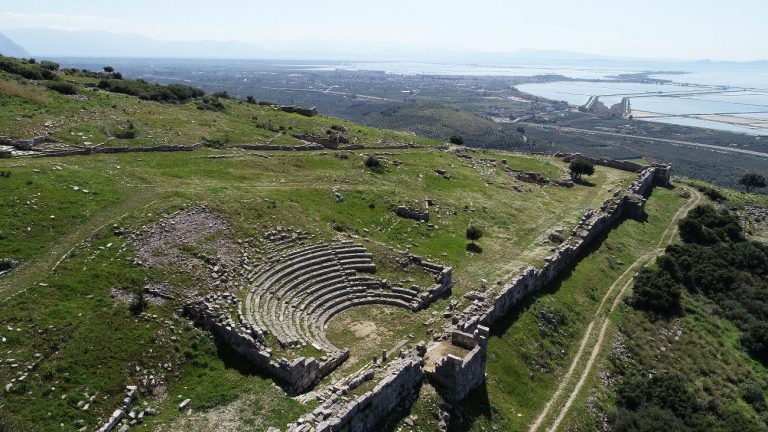 Εγκαίνια του έργου αποκατάστασης του αρχαίου θεάτρου Πλευρώνας από την Υπουργό Πολιτισμού Λίνα Μενδώνη