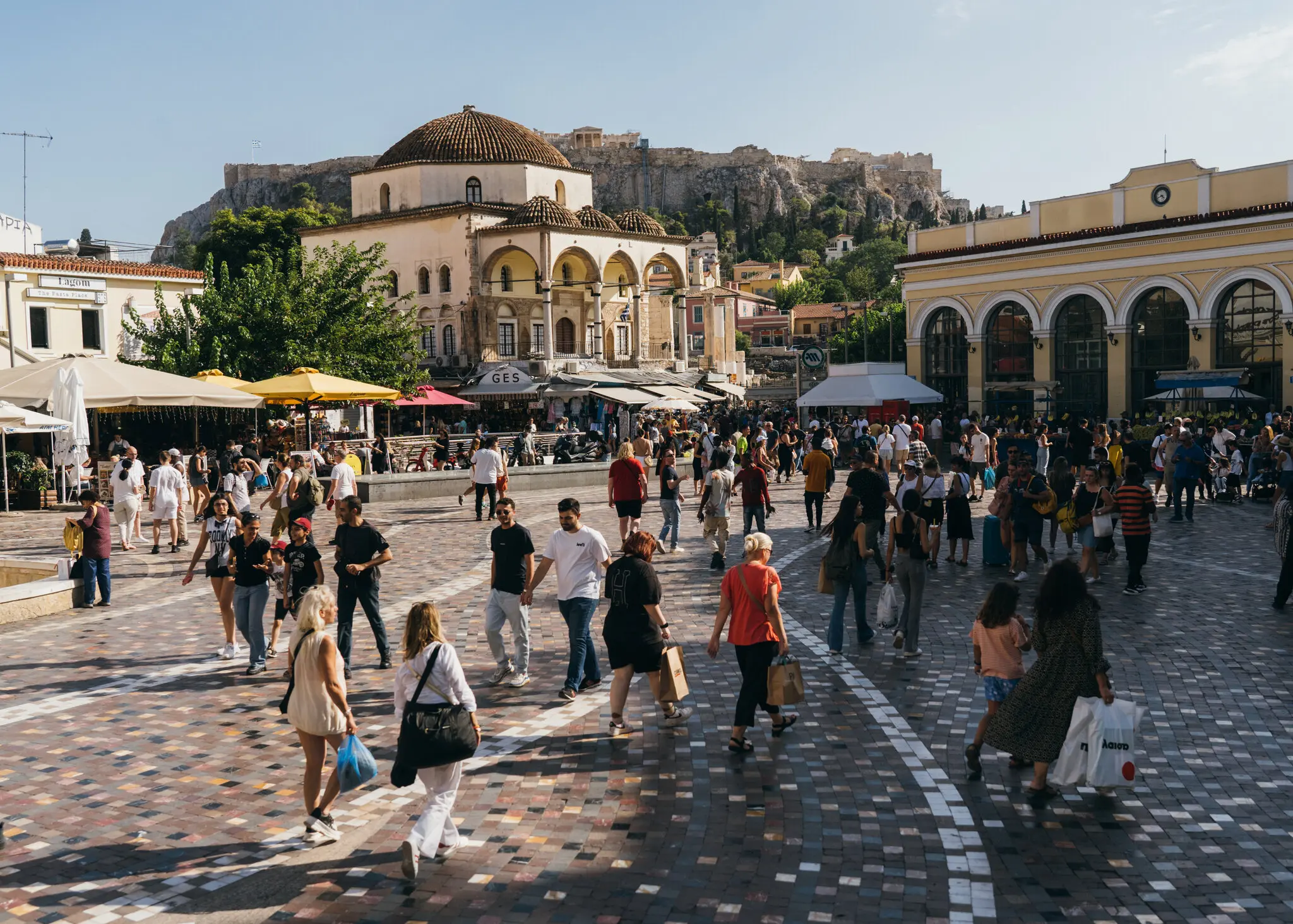New York Times: Η Ελλάδα, που χτυπήθηκε από την οικονομική κρίση πριν από μια δεκαετία, ανθίζει