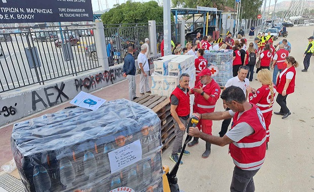 Η συγκινητική προσφορά των εθελοντών του Ελληνικού Ερυθρού Σταυρού στις πλημμυρισμένες περιοχές σε Β. Εύβοια και Βόλο