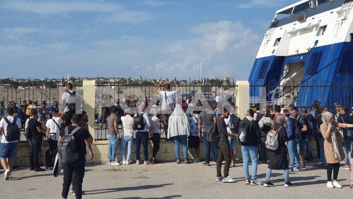 Ρόδος: Περισσότεροι από 400 μετανάστες συγκεντρώθηκαν στο λιμάνι εμποδίζοντας τον απόπλου επιβατικών σκαφών (video)