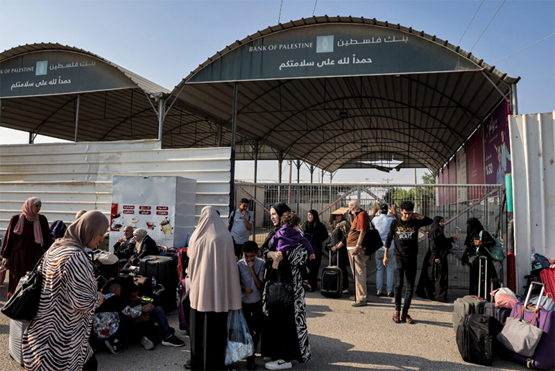 Άνοιξε το πέρασμα στη Ράφα για ξένους υπηκόους και τραυματίες – Αδυσώπητοι βομβαρδισμοί στη Γάζα – Χαμάς: Επτά όμηροι νεκροί στην Τζαμπαλίγια