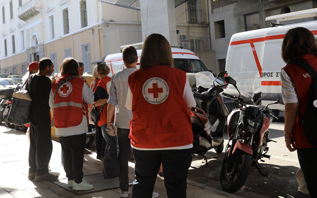 Ο Ελληνικός Ερυθρός Σταυρός ενίσχυσε τους αστέγους στο κέντρο της Αθήνας