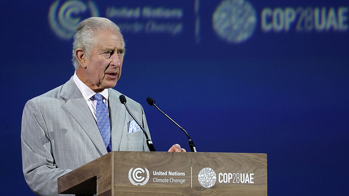 Ο βασιλιάς Κάρολος εμφανίστηκε στη Σύνοδο COP28 για το κλίμα φορώντας γραβάτα με ελληνικές σημαίες (VIDEO)