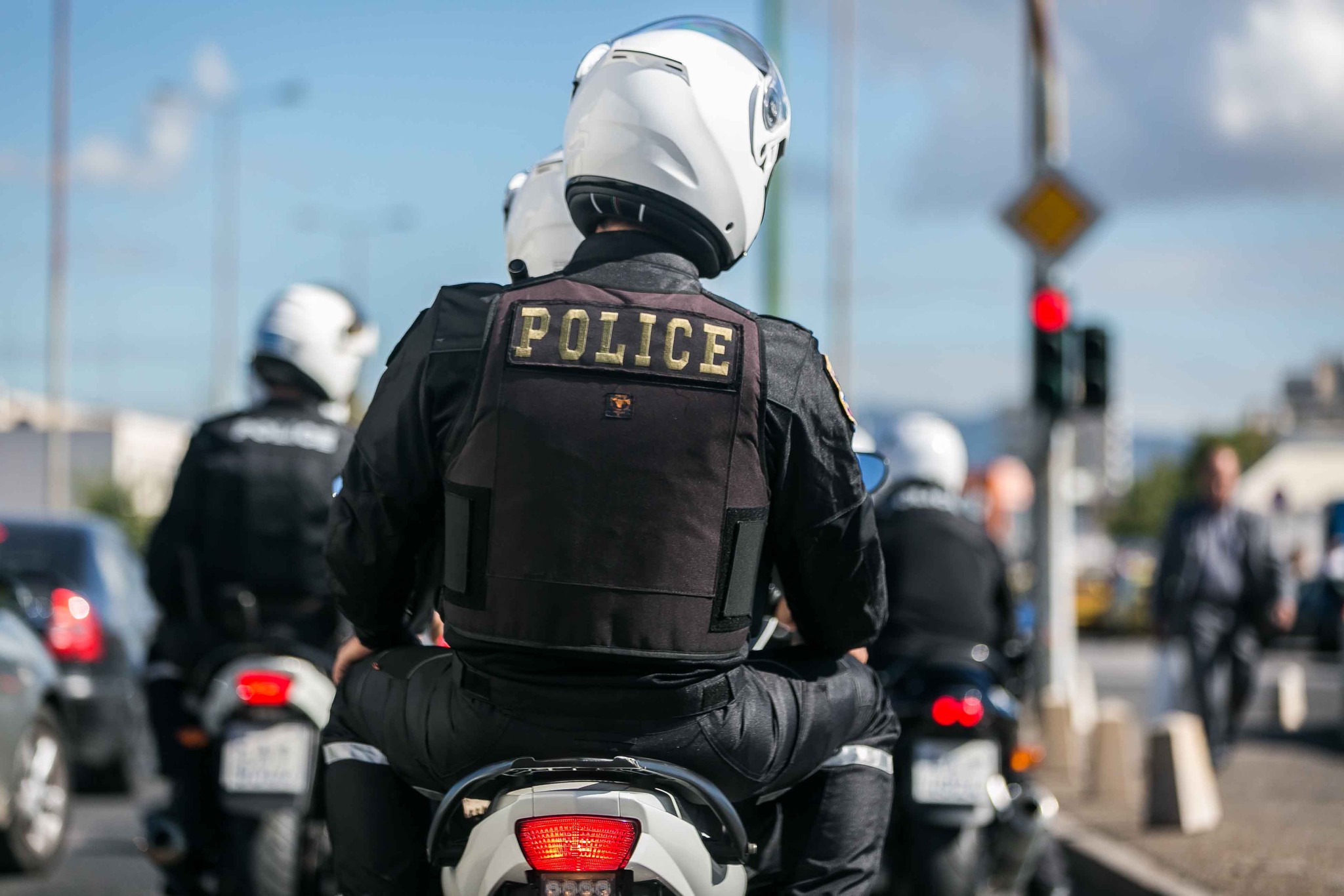 Ελληνική Αστυνομία – εξάρθρωση εγκληματικής οργάνωσης: 2 συλλήψεις – 7 ταυτοποιήσεις, διέπρατταν ανθρωποκτονίες, εμπρησμούς, εκρήξεις