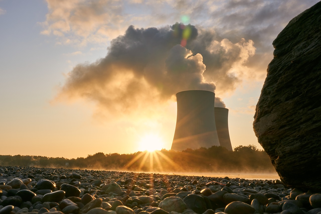 Η πυρηνική ενέργεια επιστρέφει για να «σώσει» τον πλανήτη – Τι είπε ο Μακρόν για τα SMR* και ο ρόλος του Μπιλ Γκέιτς