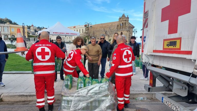 Ο Ελληνικός Ερυθρός Σταυρός διένειμε 10.000 εμφιαλωμένα μπουκάλια νερό στους πολίτες της Ζακύνθου  