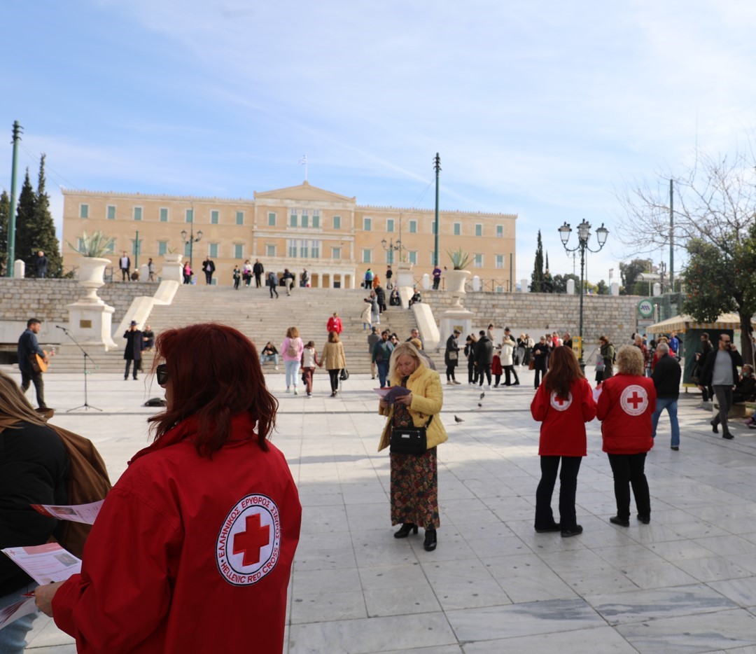 Ο Ελληνικός Ερυθρός Σταυρός διοργάνωσε μεγάλη δράση στην Πλατεία Συντάγματος για την Παγκόσμια Ημέρα κατά του Καρκίνου