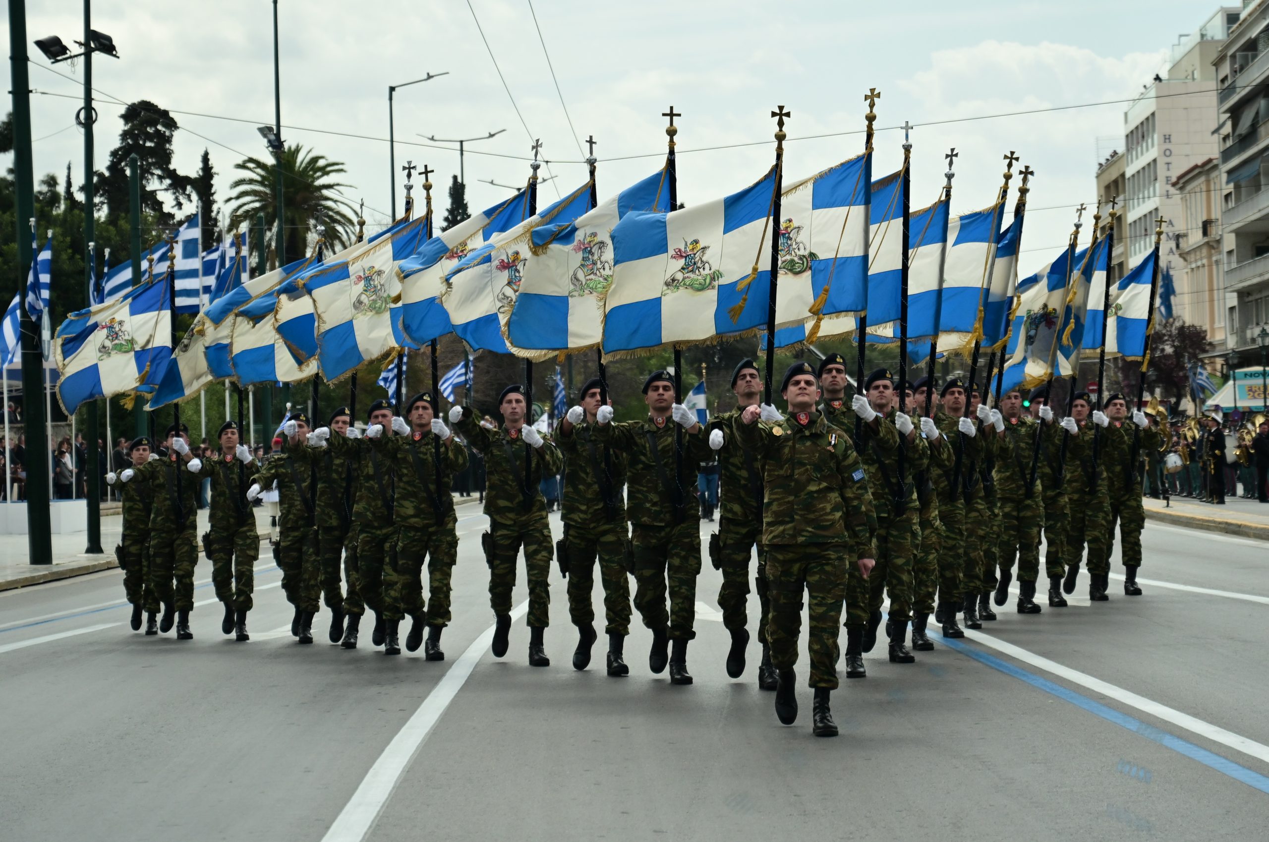 Μεγαλειώδης η στρατιωτική παρέλαση της Αθήνας για την εθνική επέτειο της 25ης Μαρτίου 1821 (φωτο – video)