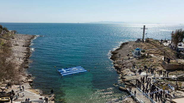 Η Ελληνική σημαία στη θάλασσα του Πειραιά για την Εθνική Επέτειο της 25ης Μαρτίου 1821 / Στα χρώματα της Γαλανόλευκης και ο Πύργος του Πειραιά