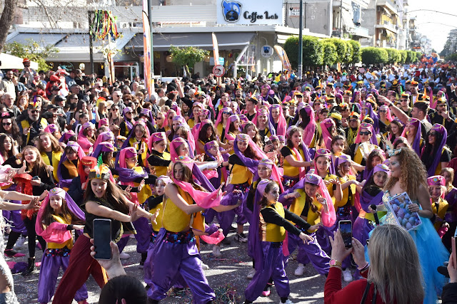 Απίστευτο το φετινό Καρναβάλι στο Μοσχάτο, με χιλιάδες Καρναβαλιστές (εικόνες)