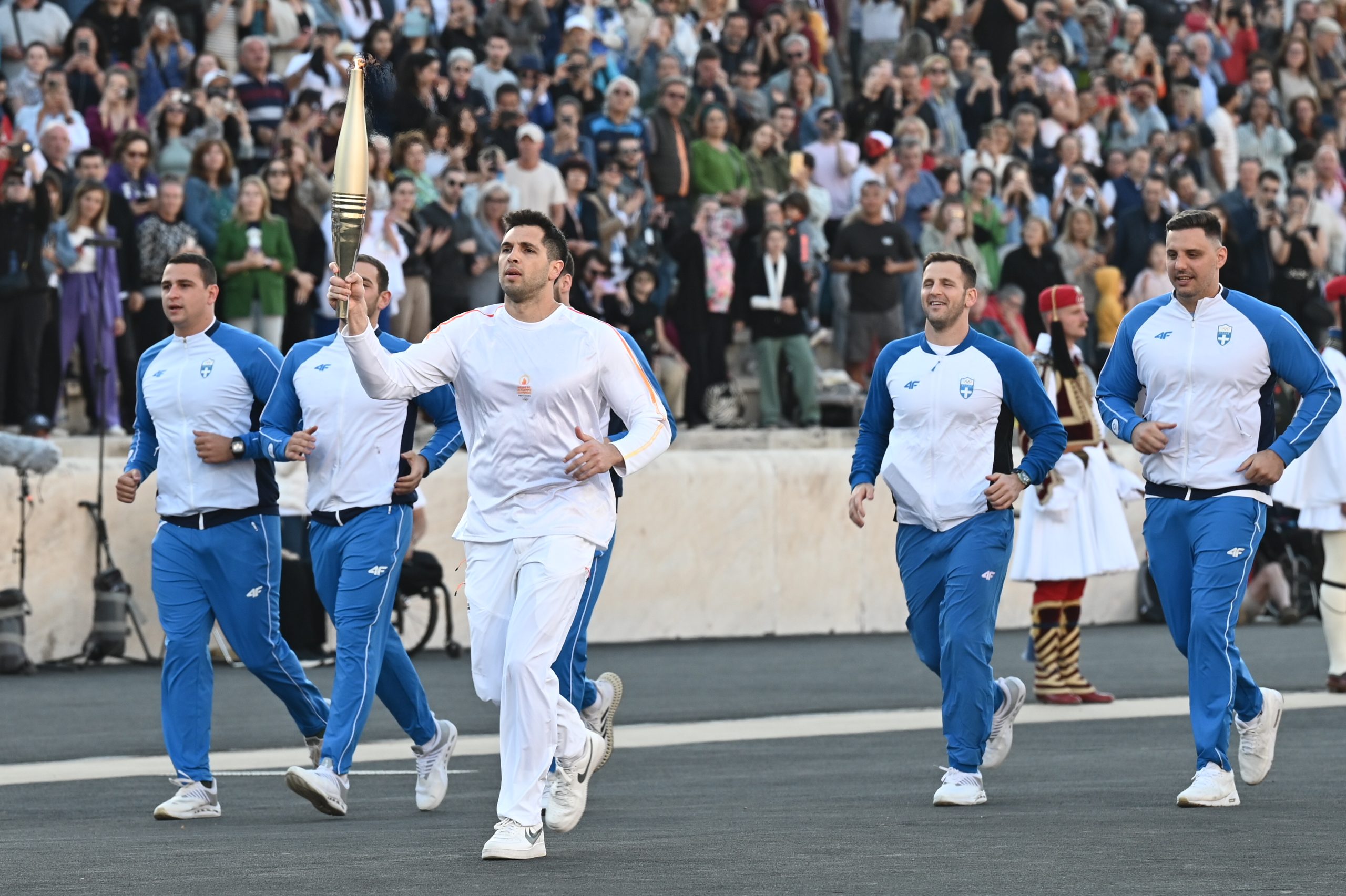 Η Ελλάδα αποχαιρέτησε με συγκίνηση και υπερηφάνεια την Ολυμπιακή Φλόγα (φωτο)