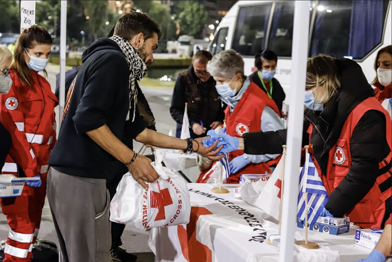 Ο Ελληνικός Ερυθρός Σταυρός ενισχύει τους αστέγους στο λιμάνι του Πειραιά την Μ. Πέμπτη (2/5)