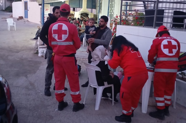 Ο Ελληνικός Ερυθρός Σταυρός ενισχύει 33 μετανάστες που εντοπίστηκαν νότια της Κρήτης