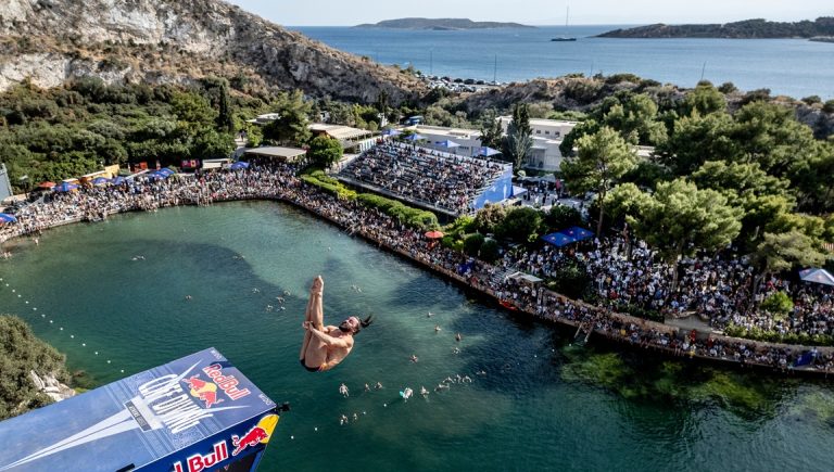 Red Bull Cliff Diving: Αθλητικό υπερθέαμα στην ειδυλλιακή Λίμνη Βουλιαγμένη (φωτος)