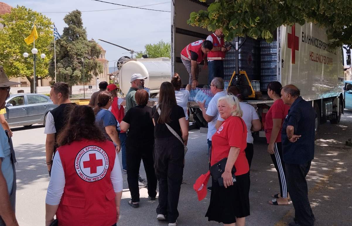 Ο Ελληνικός Ερυθρός Σταυρός διένειμε 20.000 εμφιαλωμένα μπουκάλια νερό στους κατοίκους των χωριών Ριζόμυλο και Στεφανοβίκειο  του Δήμου Ρήγα Φεραίου 