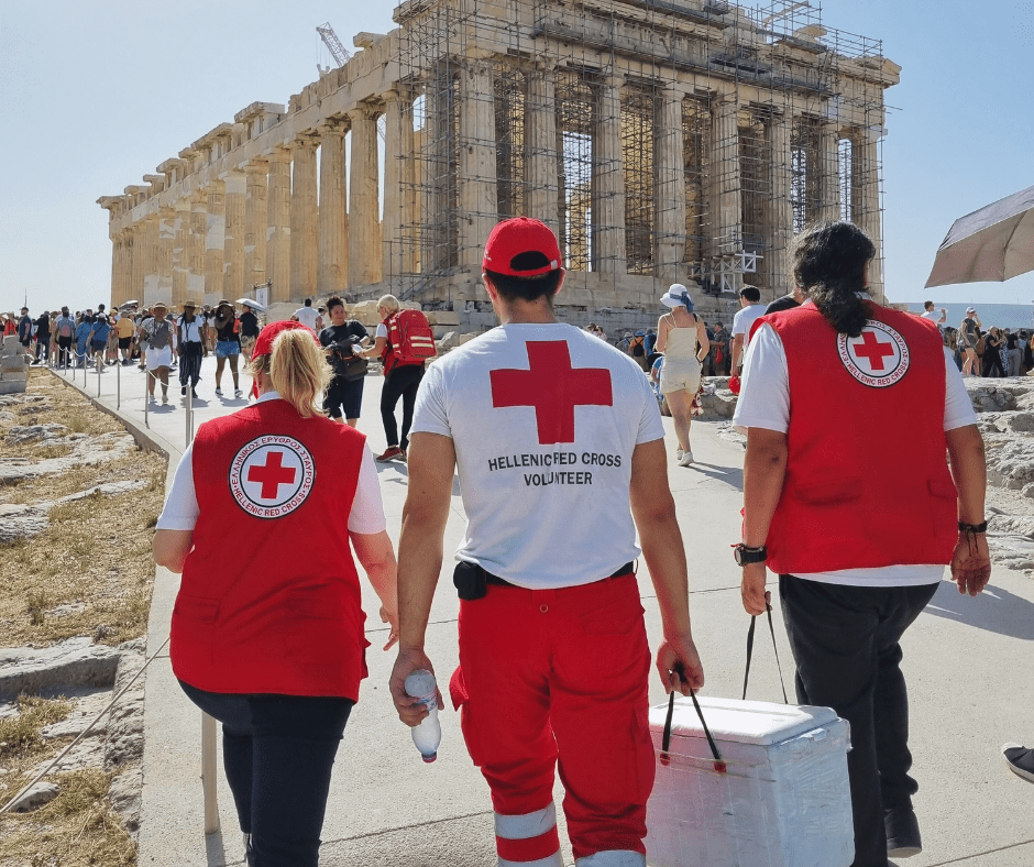 Ο Ελληνικός Ερυθρός Σταυρός συνδράμει τους επισκέπτες της Ακρόπολης στην αντιμετώπιση του καύσωνα