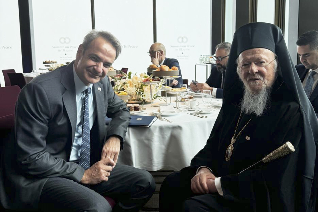 Συνάντηση Κυριάκου Μητσοτάκη με τον Οικουμενικό Πατριάρχη Βαρθολομαίο στο Μπέργκενστοκ της Ελβετίας