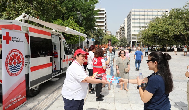 Ο Ελληνικός Ερυθρός Σταυρός πραγματοποιεί εκτάκτως δράση υποστήριξης πολιτών στην Πλατεία Συντάγματος (11/6) ενόψει καύσωνα