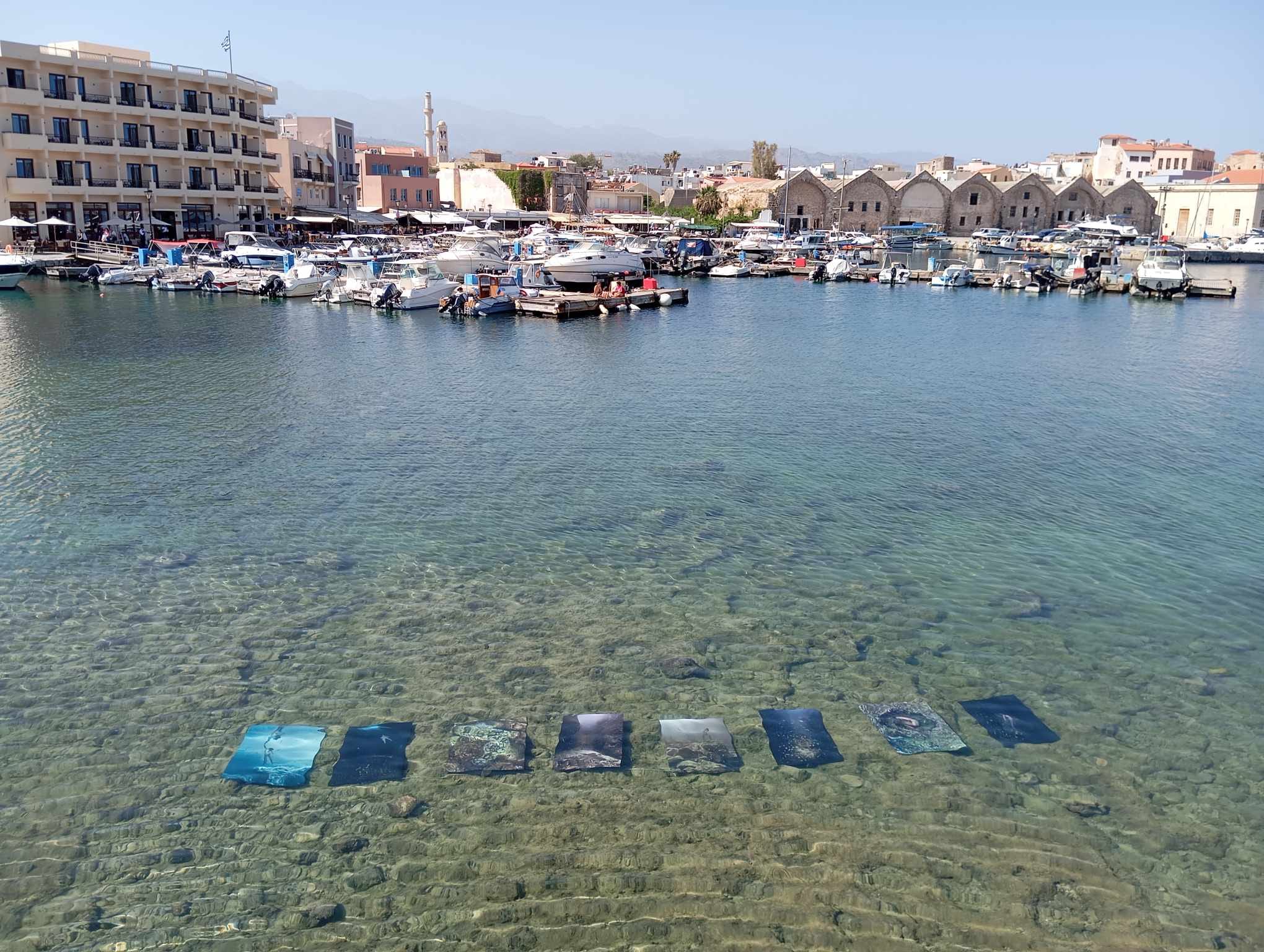 «ΟΙΚΟ SEA»: Η πρώτη υποβρύχια έκθεση φωτογραφίας του Δήμου Χανίων στον λιμενοβραχίονα του Φάρου στο Ενετικό λιμάνι