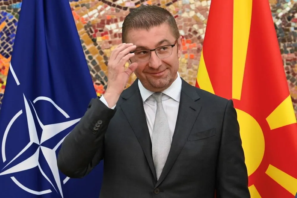 Ακραία προκλητικός: Για «Μακεδονία», «μακεδονικό λαό» και «μακεδονική κυβέρνηση» μίλησε ο εθνικιστής πρωθυπουργός Μιτσκόσκι, προσερχόμενος στη Σύνοδο του ΝΑΤΟ