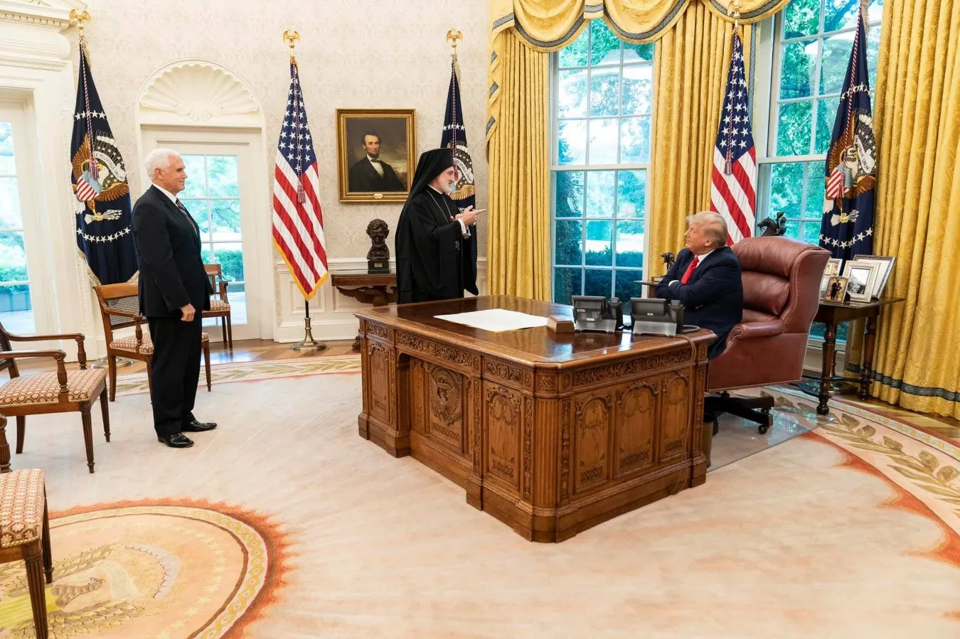 Πόσο ανίκανοι πια; Οι συνεργάτες του Ελπιδοφόρου έδωσαν στη δημοσιότητα παλαιότερη φωτογραφία του να είναι όρθιος και ο ασεβής Ντόναλντ Τράμπ να …κάθεται!!!