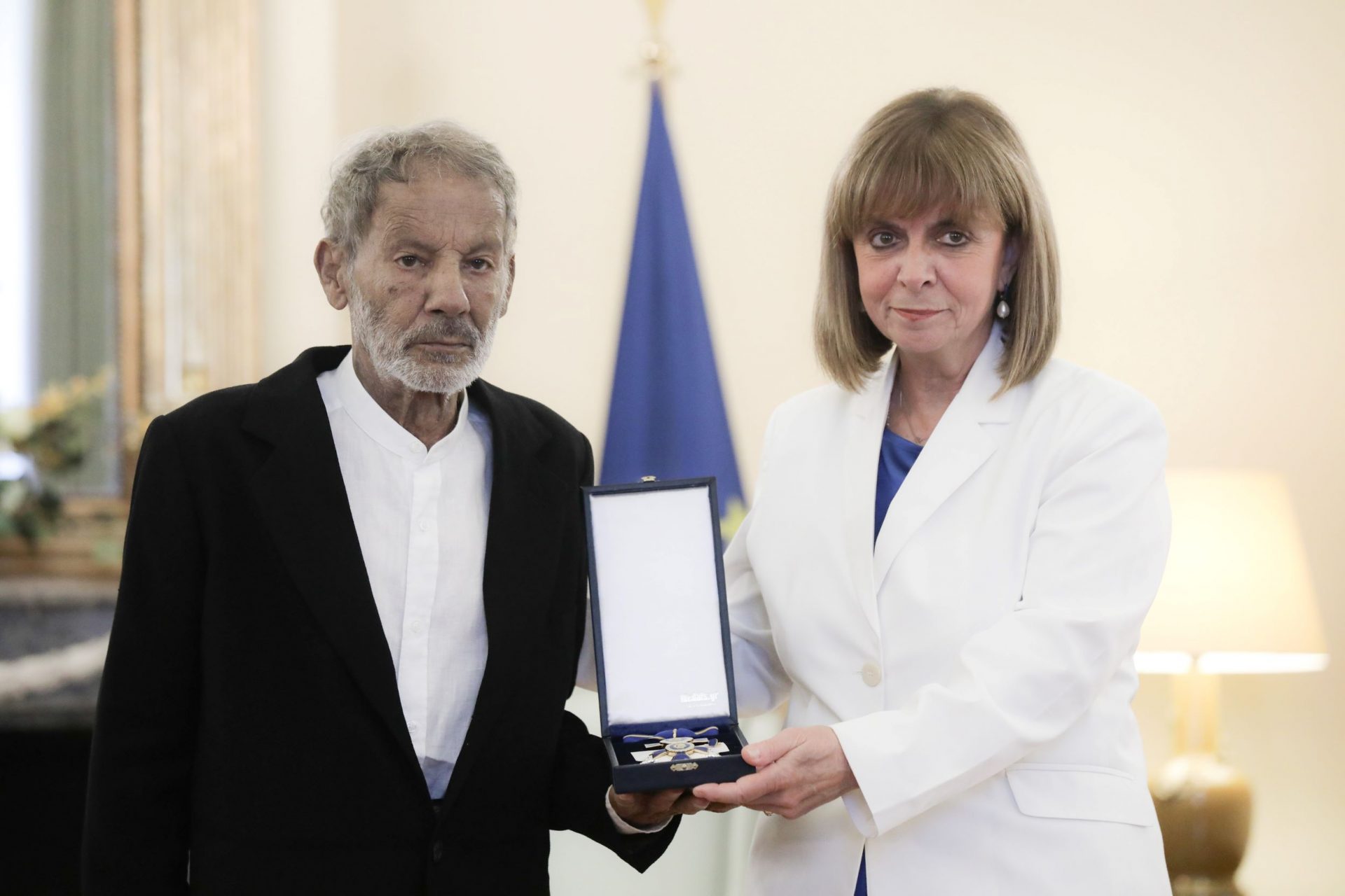 Η πρόεδρος της Δημοκρατίας τίμησε τον τελευταίο των μεγίστων, τον Σταύρο Ξαρχάκο με το παράσημο του Ανώτερου Ταξιάρχη του Τάγματος της Τιμής