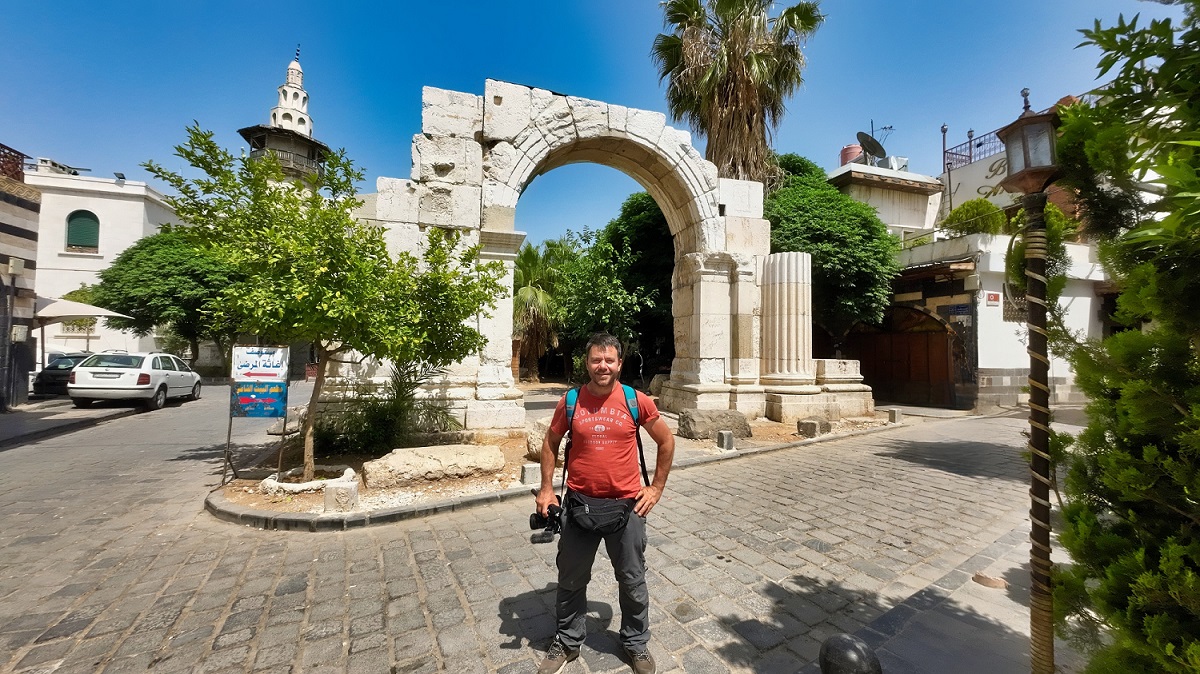 HAPPY TRAVELLER ΣΤΗ ΣΥΡΙΑ | ΤΟ Α’ ΜΕΡΟΣ, ΤΗΝ ΚΥΡΙΑΚΗ 20 ΟΚΤΩΒΡΙΟΥ ΣΤΙΣ 17.40, ΣΤΟΝ ΣΚΑΪ