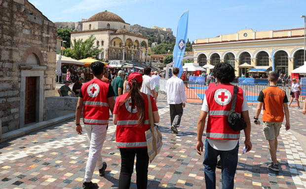 Ο Ελληνικός Ερυθρός Σταυρός πραγματοποιεί έκτακτη δράση ενεργητικής προσέγγισης αστέγων στο κέντρο της Αθήνας λόγω καύσωνα (22/7)