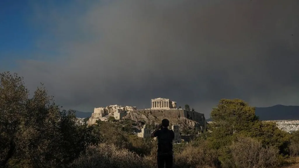 Ξένος Τύπος για τον πύρινο εφιάλτη που ξέσπασε στον Βαρνάβα και μαίνεται σε όλη τη Βορειοανατολική Αττική