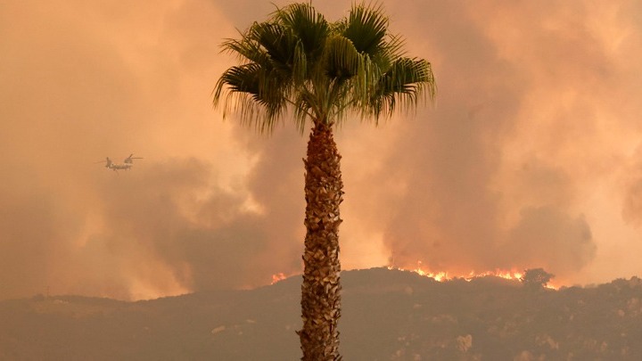 Πυρκαγιές ζώνουν το Λος Άντζελες, δεκάδες σπίτια στάχτη