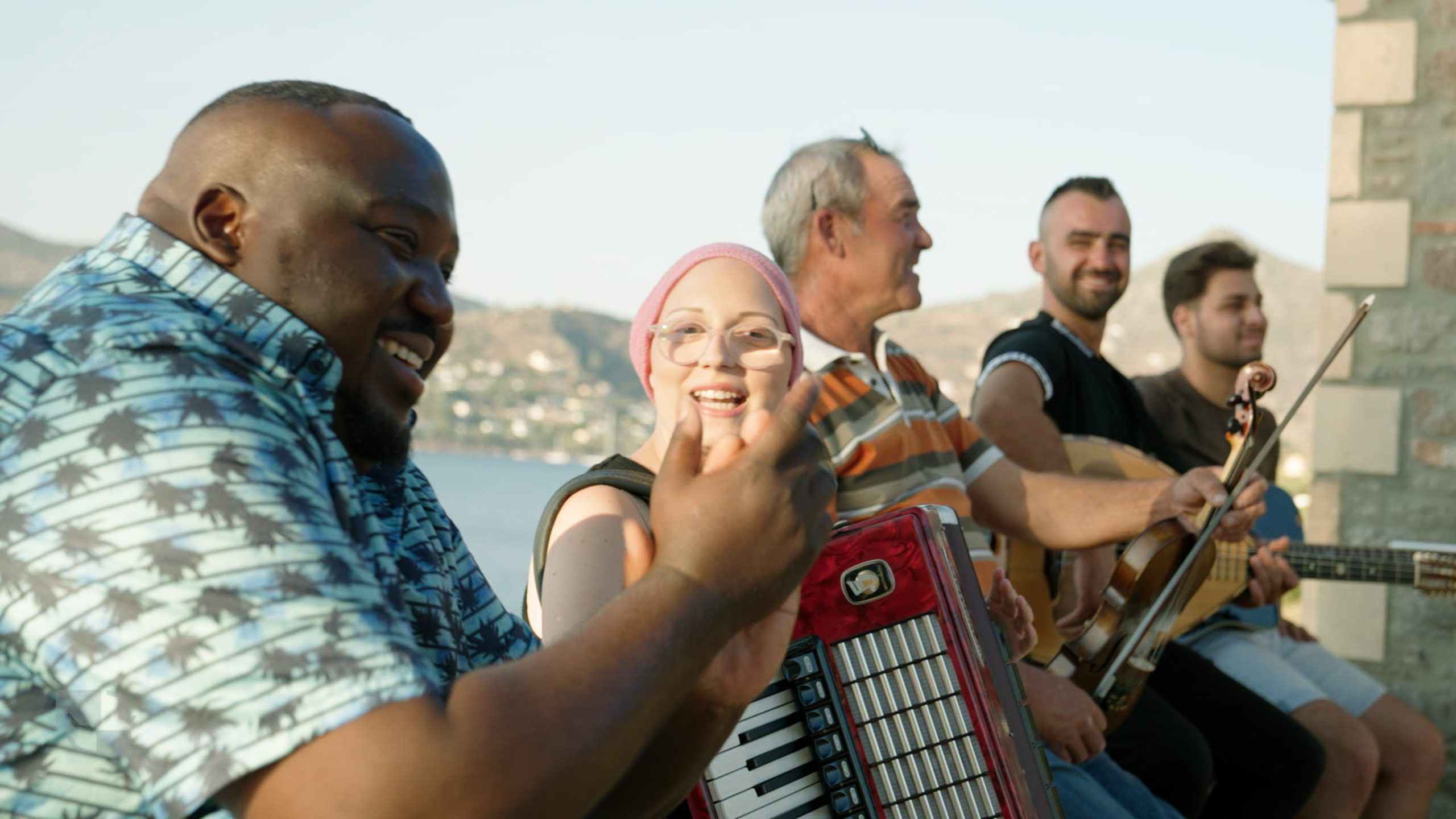 «Φτάσαμε» με τον Ζερόμ Καλούτα στην Αίγινα, το νησί των φιστικιών και του Αριστοφάνη