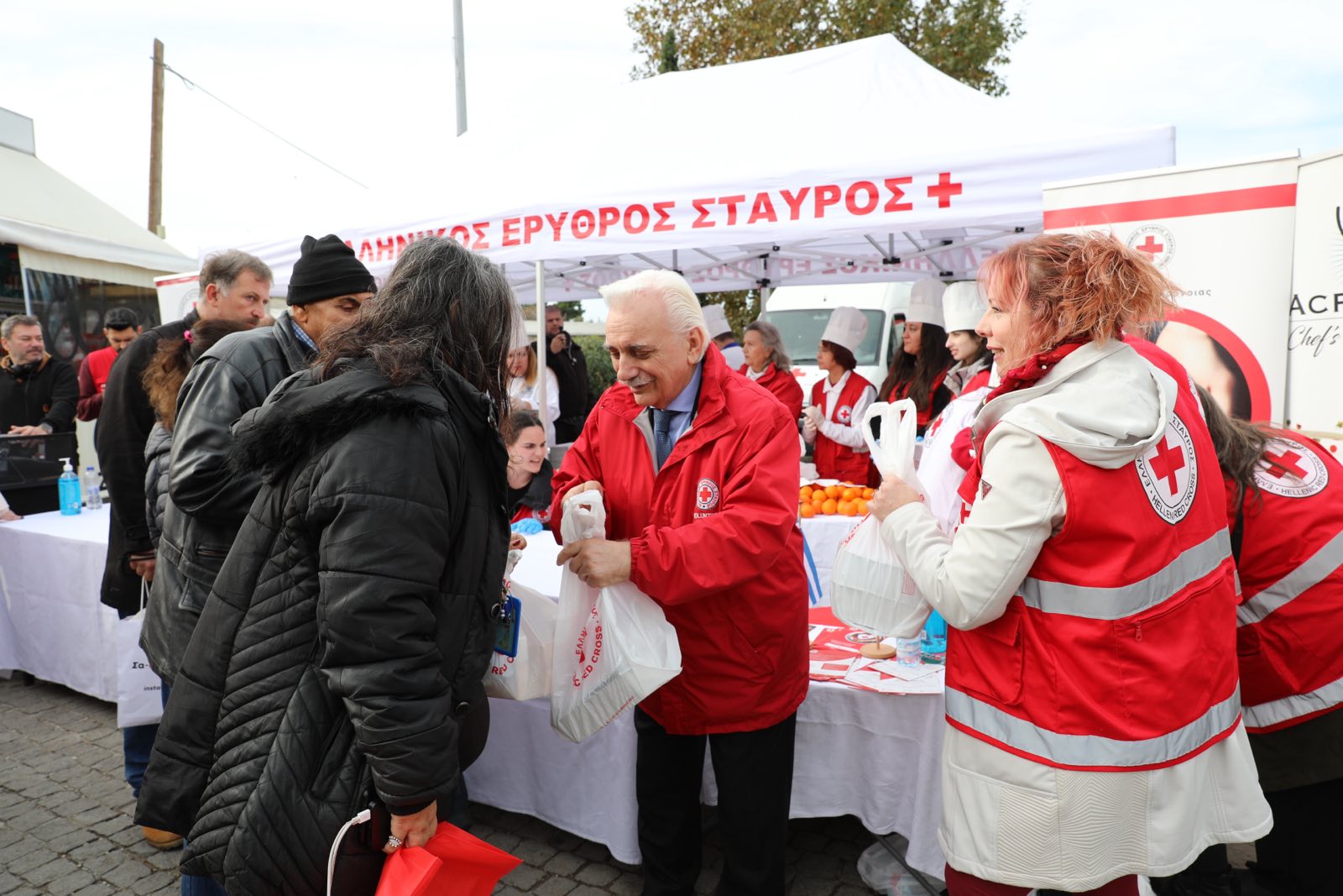 Ο Ελληνικός Ερυθρός Σταυρός σε συνεργασία με την Λέσχη Αρχιμαγείρων Αττικής Ακρόπολις προσέφερε εορταστικά γεύματα σε 250 άστεγους συμπολίτες μας