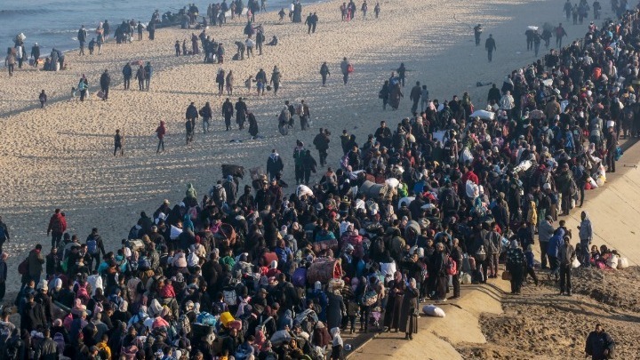 Μια λαοθάλασσα κατευθύνεται στο βόρειο τμήμα της Λωρίδας της Γάζας