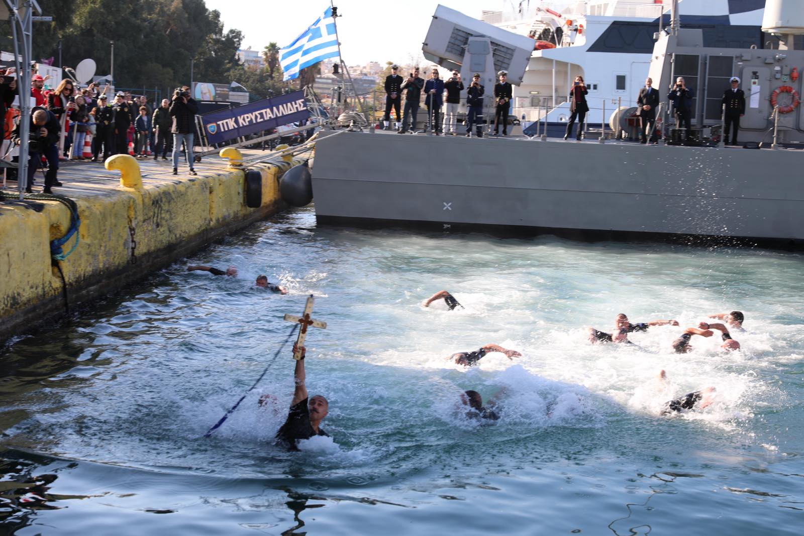 Ο Ελληνικός Ερυθρός Σταυρός με ναυαγοσωστικό σκάφος και διασωστικό ρομπότ (EMILY) στον εορτασμό των Θεοφανείων στον Πειραιά