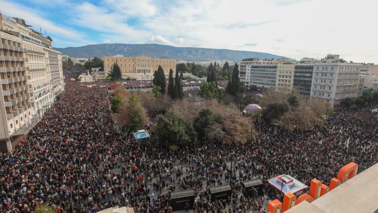 Φοβούνται τη λαϊκή οργή: Με την πλάτη στον τοίχο η κυβέρνηση