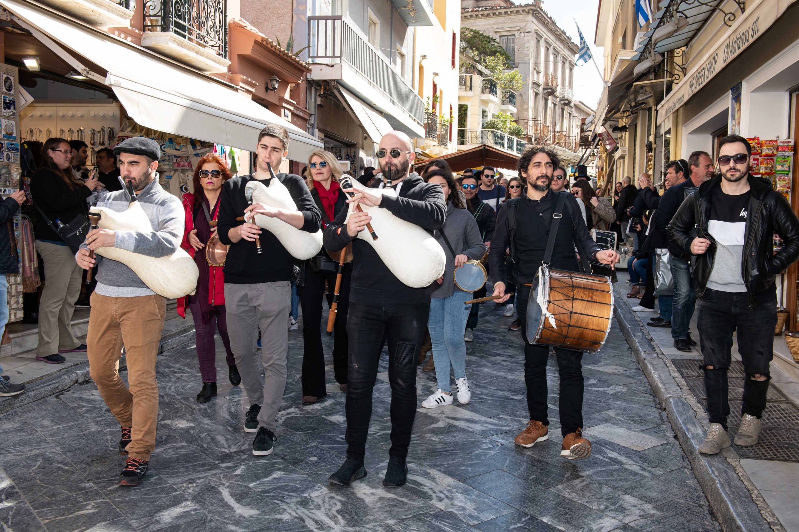 Δήμος Αθηναίων, απόκριες στην Αθήνα: Το πολύχρωμο γαϊτανάκι της φαντασμαγορικής Αθηναϊκής Αποκριάς ξετυλίγεται στις επτά δημοτικές κοινότητες – 17 ημέρες | 72 εκδηλώσεις | 50 σημεία (ΠΡΟΓΡΑΜΜΑ)