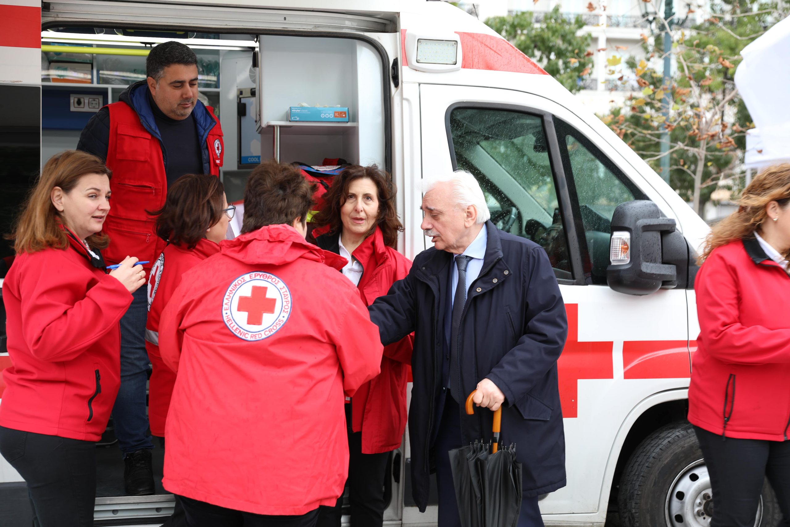 Ο Ελληνικός Ερυθρός Σταυρός διοργάνωσε μεγάλη δράση ενημέρωσης και ευαισθητοποίησης για τον καρκίνο στην Πλατεία Συντάγματος (4/2)